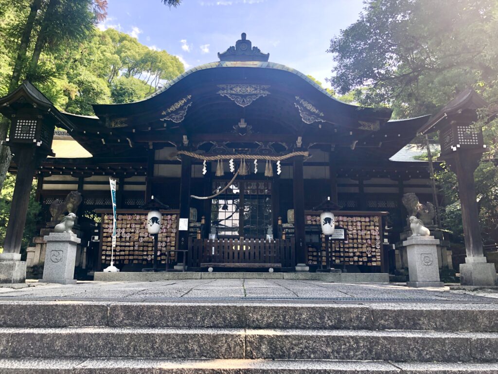 岡崎神社の拝殿