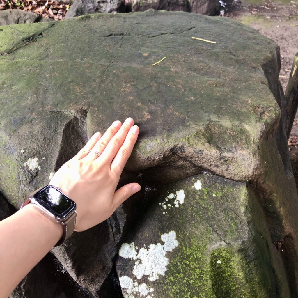 日吉神社の子産神社に触れる